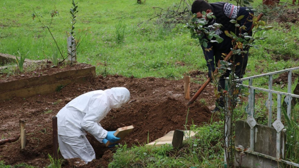 Koronavirüs ölümlerinde Türkiye'den en acı fotoğraf