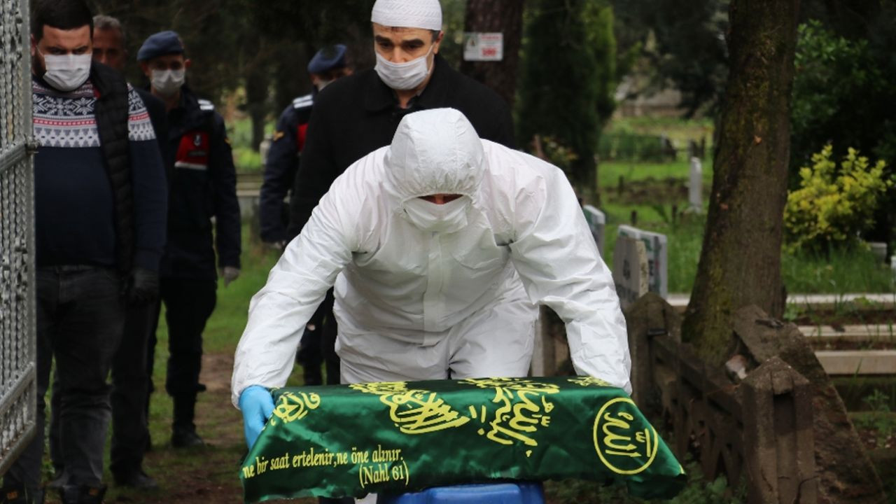 Koronavirüs ölümlerinde Türkiye'den en acı fotoğraf