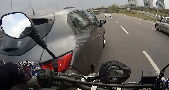 İstanbul trafiğinde motosikletlilerin ölümden döndüğü an kamerada