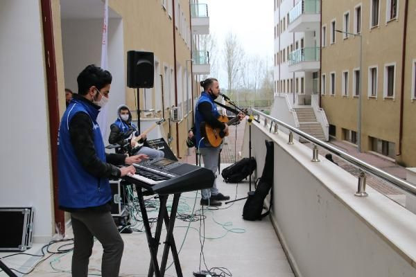 Yurtta karantinaya alınanlar için konser