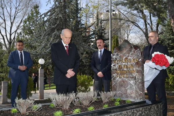 Bahçeli'den Türkeş'in mezarına ziyaret