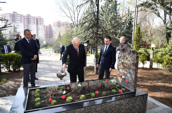 Bahçeli'den Türkeş'in mezarına ziyaret