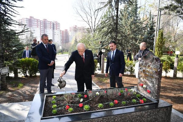 Bahçeli'den Türkeş'in mezarına ziyaret