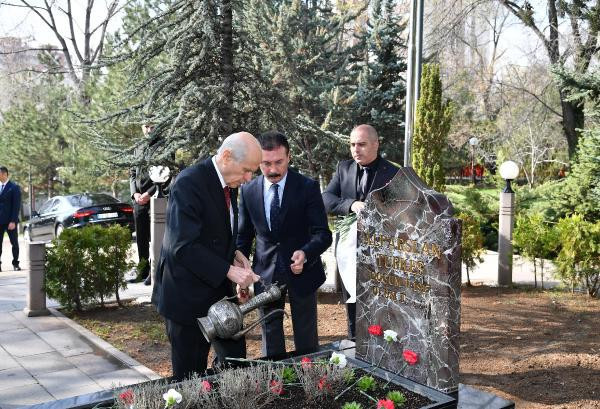Bahçeli'den Türkeş'in mezarına ziyaret