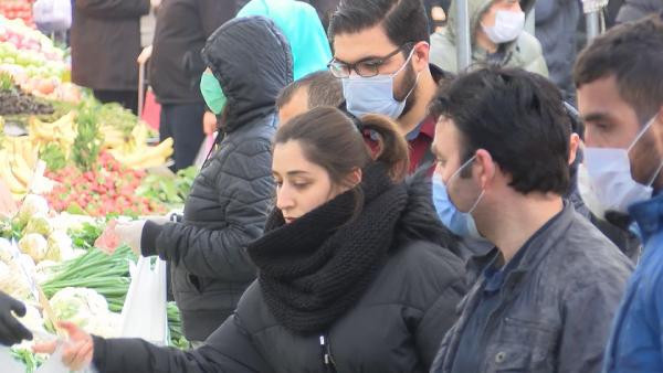 İstanbul'da semt pazarı tıklım tıklım doldu