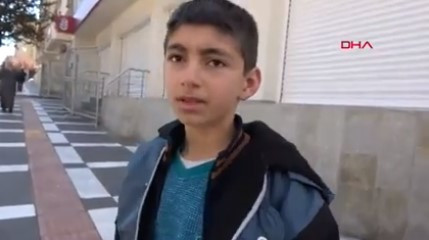 Haluk Levent tartıcı çocuğun yardımına koştu !