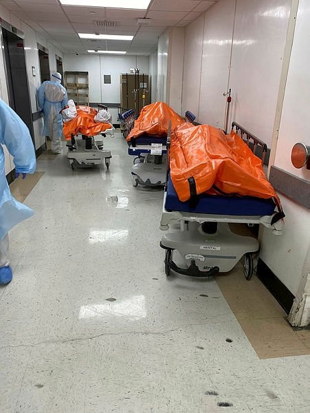 ABD’den şok görüntü! Corona virüs nedeniyle Cesetleri sokaktan topluyorlar