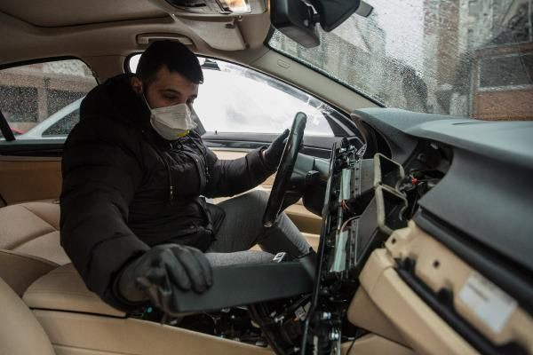 Lüks otomobilin tüm elektronik aksamı çalındı