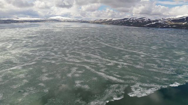 Buzları çözülen Nazik Gölü'nde güzel görüntüler oluştu