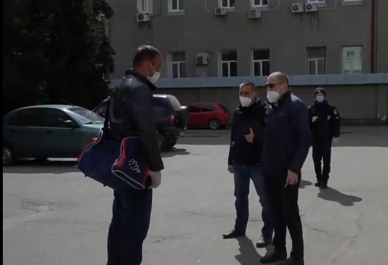 Evde karantinaya girmek istedi eşi eve almadı