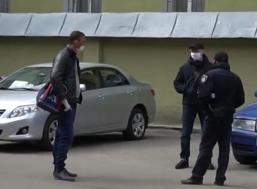 Evde karantinaya girmek istedi eşi eve almadı