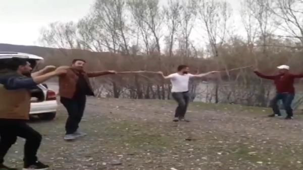 Tarım işçileri, sosyal mesafeyi koruyarak halay çekti