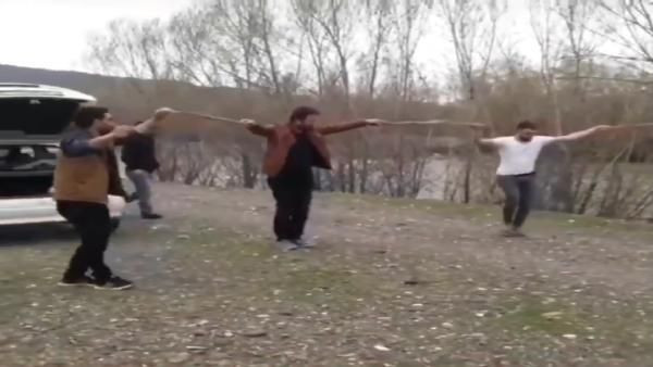 Tarım işçileri, sosyal mesafeyi koruyarak halay çekti