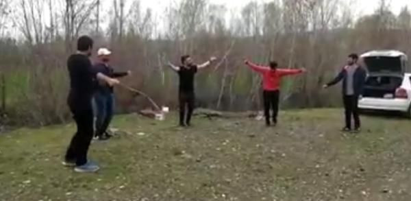 Tarım işçileri, sosyal mesafeyi koruyarak halay çekti