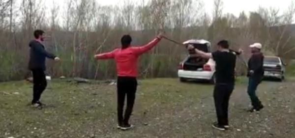 Tarım işçileri, sosyal mesafeyi koruyarak halay çekti