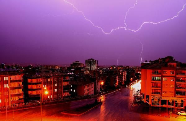 Şimşekler geceyi böyle aydınlattı