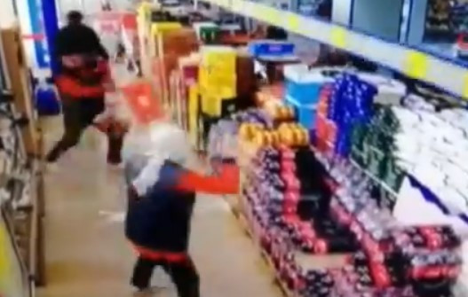 Maskesiz markete girdi, uyaran çalışanlara saldırdı!