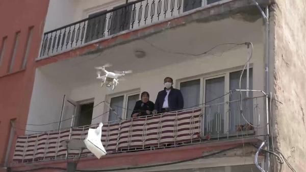 Aksaray Belediyesi, 65 yaş üstü kişilere drone ile maske dağıttı