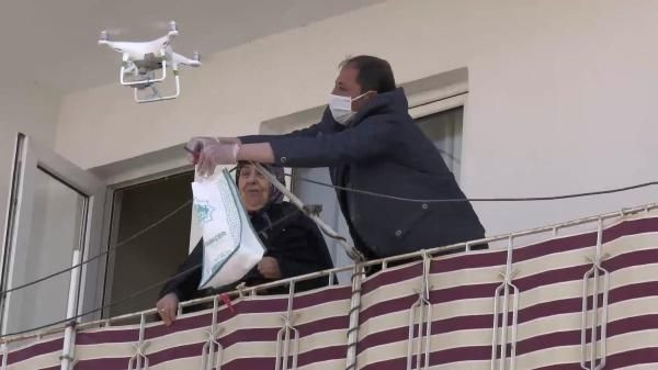 Aksaray Belediyesi, 65 yaş üstü kişilere drone ile maske dağıttı