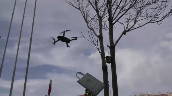 Aksaray Belediyesi, 65 yaş üstü kişilere drone ile maske dağıttı