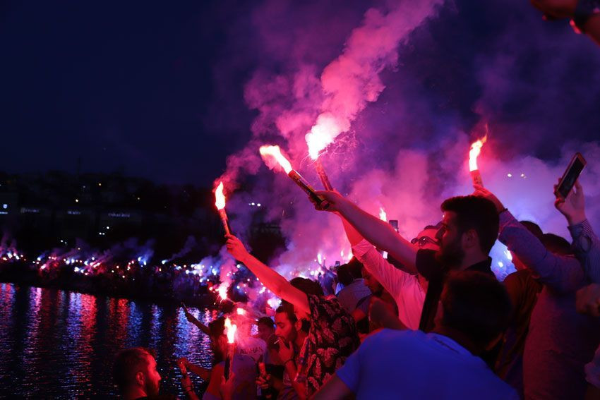 Bordo-mavili taraftarlar şampiyonu ilan etti!