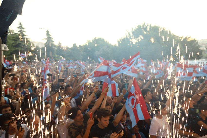 Bordo-mavili taraftarlar şampiyonu ilan etti!