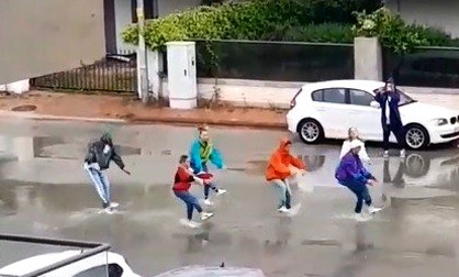 Antalya'da sokağa çıkma yasağını dans ederek ihlal ettiler!