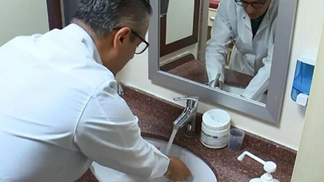 Bilim Kurulu Üyesi Tezer: ''Elime günde 40 kez dezenfektan sıkıyorum''