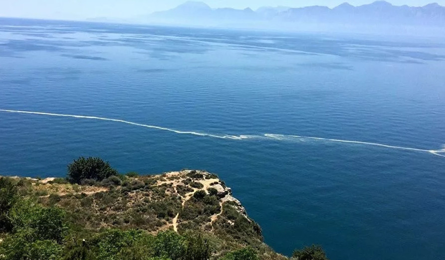 Antalya'da denizin yüzeyinde korkutan görüntü