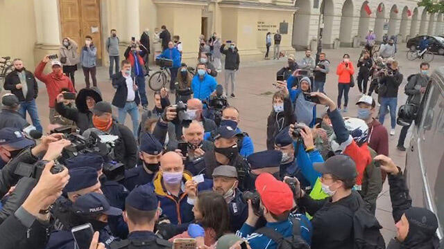 Polonya'da yasağa rağmen protesto yapan 380 kişi gözaltına alındı