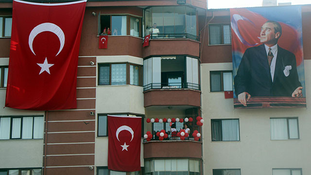 Türkiye 19:19'da balkonlarda İstiklal Marşı okudu!