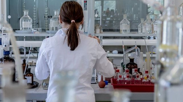 Bilim insanları en çok merak edilen koronavirüs sorusuna yanıt verdi