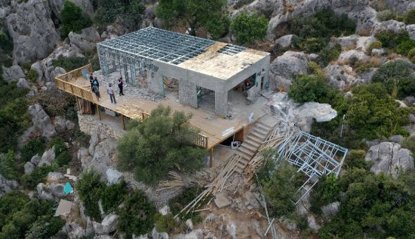 48 saatte yaptırdığı kaçak villayı kendi elleriyle söküyor