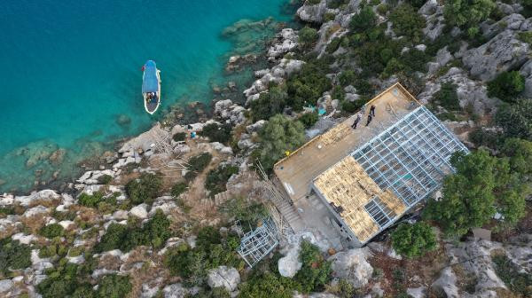 48 saatte yaptırdığı kaçak villayı kendi elleriyle söküyor