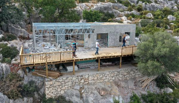 48 saatte yaptırdığı kaçak villayı kendi elleriyle söküyor