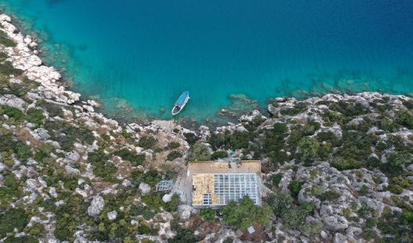 48 saatte yaptırdığı kaçak villayı kendi elleriyle söküyor