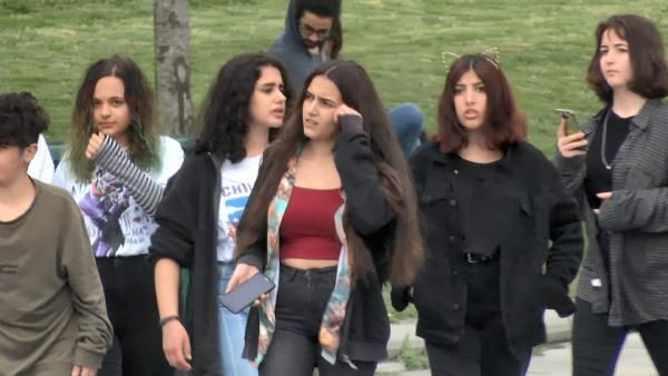İstanbul'da gençler sosyal mesafe kuralına uymadı