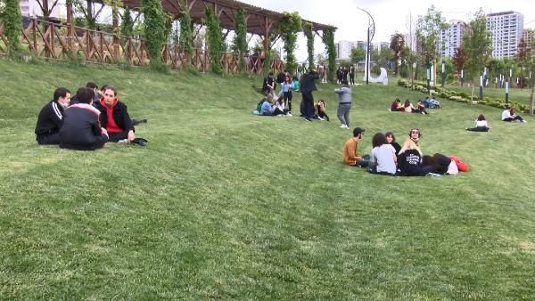 İstanbul'da gençler sosyal mesafe kuralına uymadı
