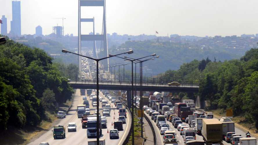 Sokağa çıkmak yasak, köprü ve otoyollar ücretsiz oldu sosyal medya yıkıldı!
