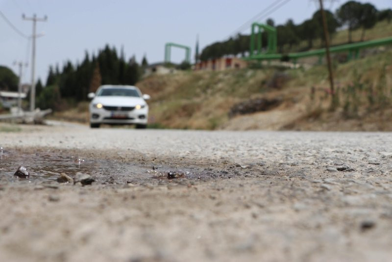 Sıcak su kaynağı asfaltı deldi