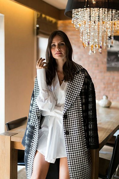 Yasemin Özilhan 4 bin 800 liralık terlikleriyle olay oldu!