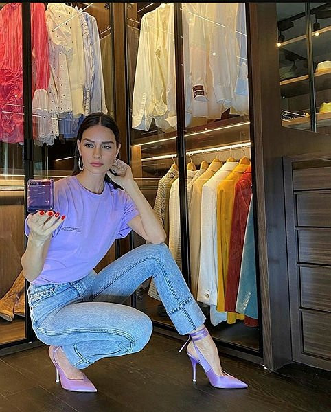 Yasemin Özilhan 4 bin 800 liralık terlikleriyle olay oldu!