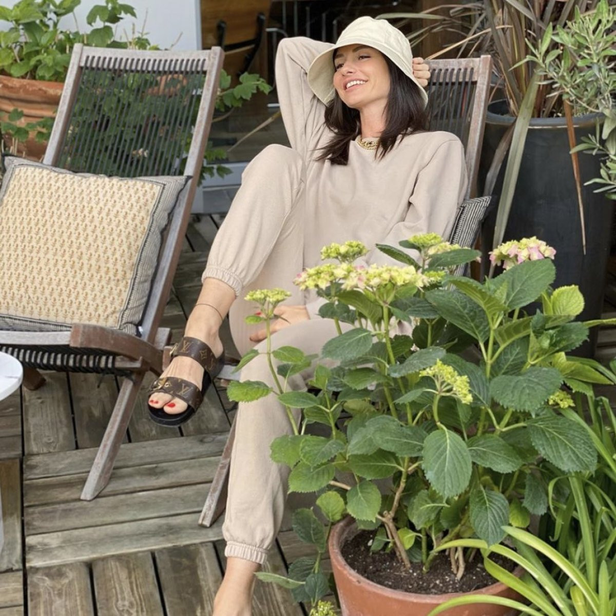 Yasemin Özilhan 4 bin 800 liralık terlikleriyle olay oldu!