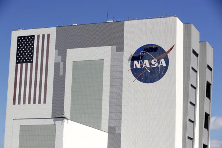 NASA, 8 ay karantinada kalacak elemanlar arıyor!