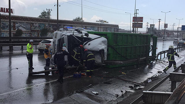 Kocaeli’nde çöp kamyonu devrildi: 1 ölü 1 yaralı