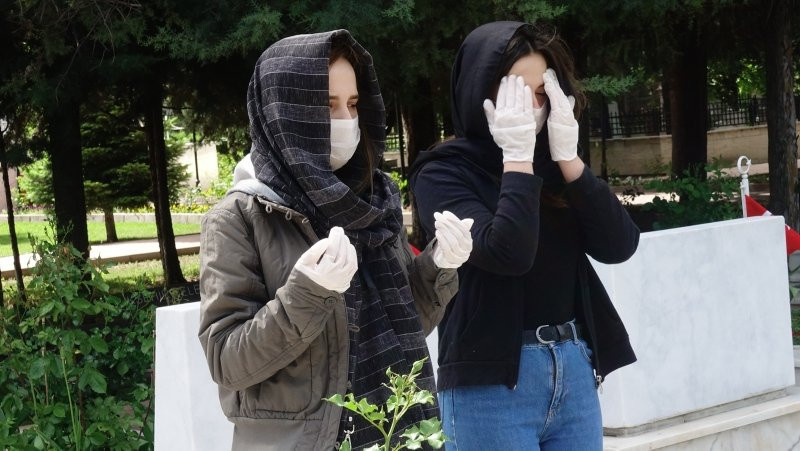 Bayramın ilk günü şehitlikler doldu taştı
