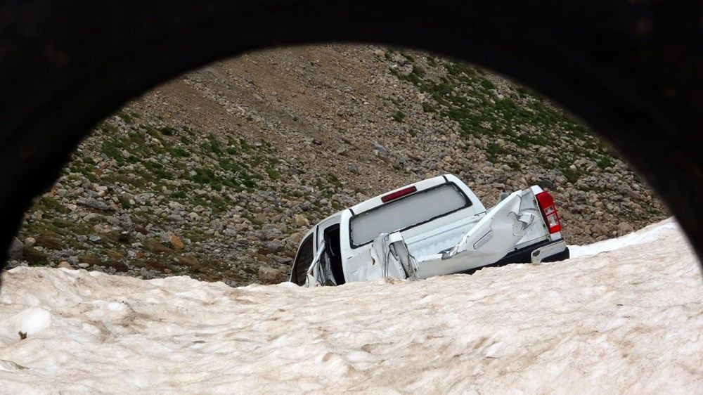 Çığ faciasında kar altında kalan araçlar karların erimesiyle ortaya çıktı