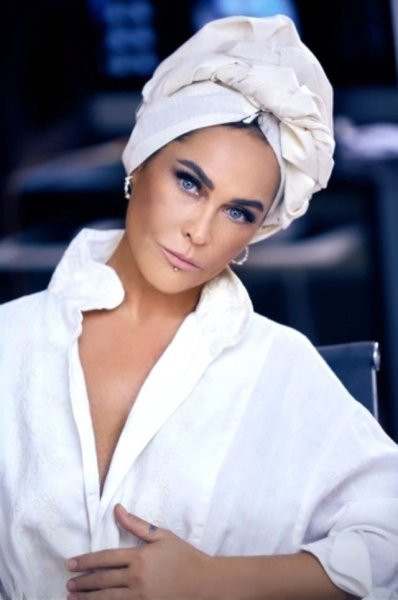 Hülya Avşar'ın bornozlu paylaşımına beğeni yağdı