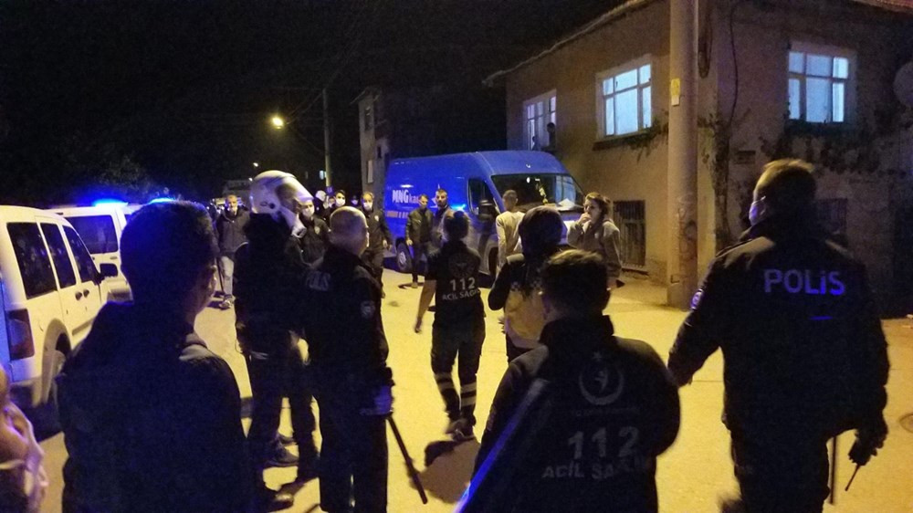 Alkollü muhtar hamile kadını tekmeleyip polise saldırdı!
