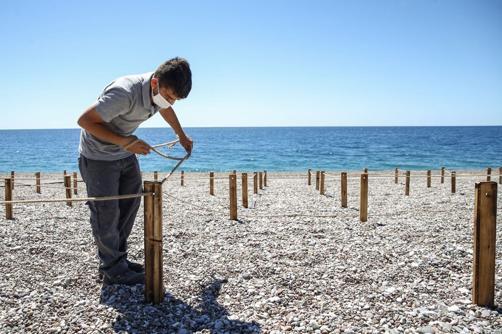 Türkiye'nin tatil cenneti plajında deniz keyfine koronavirüs ayarı